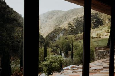 Des personnes discutent autour d'une table en tonneau, partageant des viennoiseries dans un cadre extérieur verdoyant.