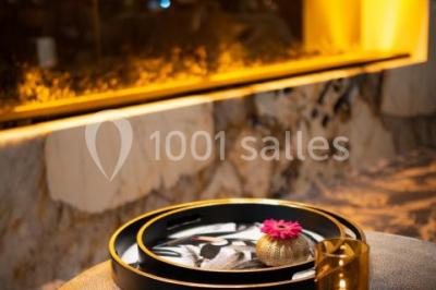 Bornes de recharge électriques Tesla alignées sur un parking, entourées de végétation et de voitures en arrière-plan.