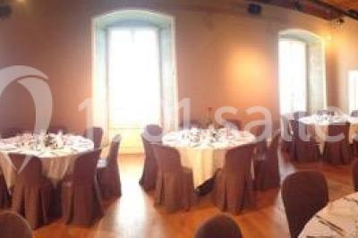 Un grand groupe de personnes en t-shirts verts pose joyeusement devant des véhicules stationnés en extérieur.