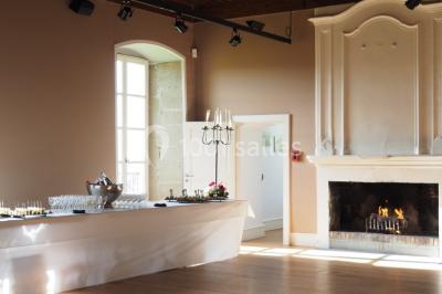 Un grand groupe de personnes en t-shirts verts pose joyeusement devant des véhicules stationnés en extérieur.