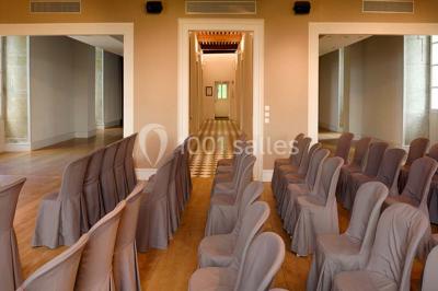 Un grand groupe de personnes en t-shirts verts pose joyeusement devant des véhicules stationnés en extérieur.