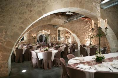 Un grand groupe de personnes en t-shirts verts pose joyeusement devant des véhicules stationnés en extérieur.