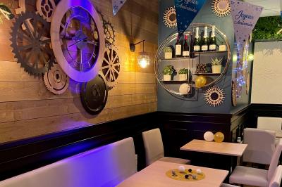 Assortiment de salades dans des bols noirs : salade de pommes de terre, tomates cerises et pâtes au pesto.