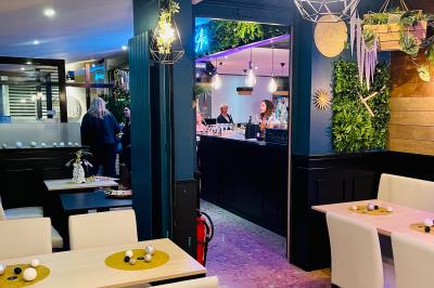 Assortiment de salades dans des bols noirs : salade de pommes de terre, tomates cerises et pâtes au pesto.