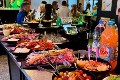 Assortiment de salades dans des bols noirs : salade de pommes de terre, tomates cerises et pâtes au pesto.