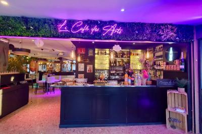 Assortiment de salades dans des bols noirs : salade de pommes de terre, tomates cerises et pâtes au pesto.