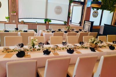 Assortiment de salades dans des bols noirs : salade de pommes de terre, tomates cerises et pâtes au pesto.