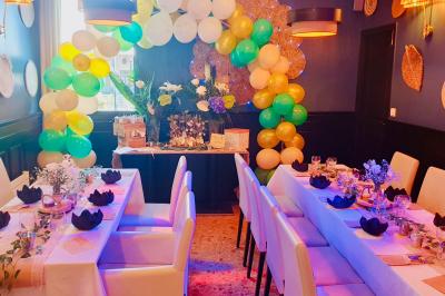 Assortiment de salades dans des bols noirs : salade de pommes de terre, tomates cerises et pâtes au pesto.