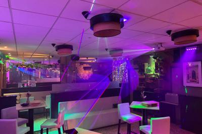 Assortiment de salades dans des bols noirs : salade de pommes de terre, tomates cerises et pâtes au pesto.