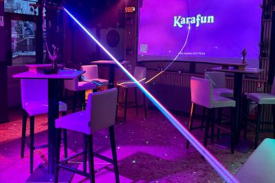 Assortiment de salades dans des bols noirs : salade de pommes de terre, tomates cerises et pâtes au pesto.