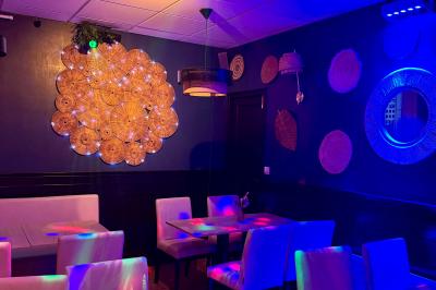 Assortiment de salades dans des bols noirs : salade de pommes de terre, tomates cerises et pâtes au pesto.