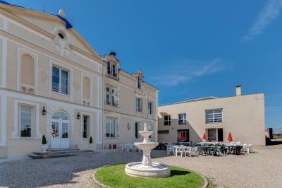 Deux roulottes rouges avec portes vertes, posées sur un terrain herbeux devant des arbres en automne.