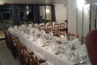 Composition décorative en forme d'ananas réalisée avec des légumes frais comme carottes, radis, tomates et chou-fleur.