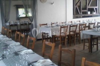 Composition décorative en forme d'ananas réalisée avec des légumes frais comme carottes, radis, tomates et chou-fleur.