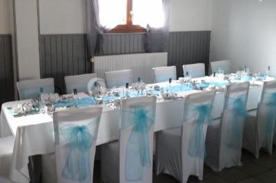 Composition décorative en forme d'ananas réalisée avec des légumes frais comme carottes, radis, tomates et chou-fleur.