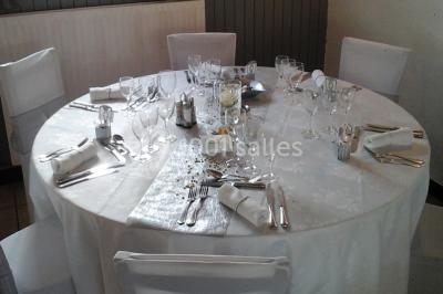 Composition décorative en forme d'ananas réalisée avec des légumes frais comme carottes, radis, tomates et chou-fleur.