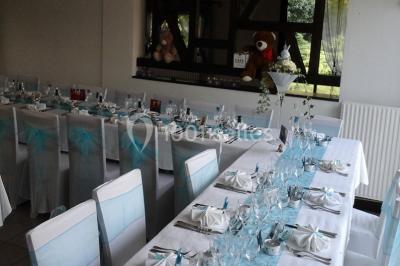 Composition décorative en forme d'ananas réalisée avec des légumes frais comme carottes, radis, tomates et chou-fleur.