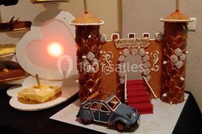 Composition décorative en forme d'ananas réalisée avec des légumes frais comme carottes, radis, tomates et chou-fleur.