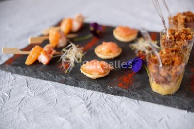 Composition décorative en forme d'ananas réalisée avec des légumes frais comme carottes, radis, tomates et chou-fleur.