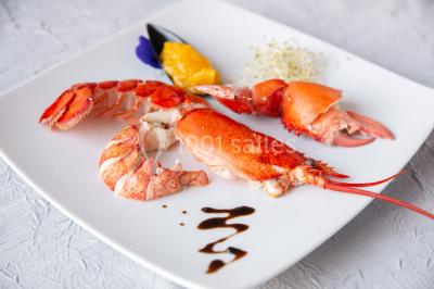 Composition décorative en forme d'ananas réalisée avec des légumes frais comme carottes, radis, tomates et chou-fleur.