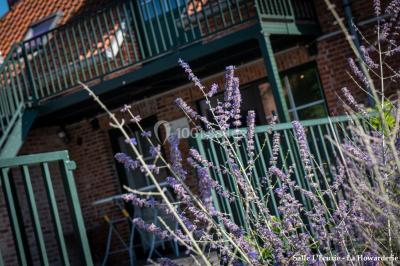 Un couple danse au centre d'une salle éclairée, entouré d'invités assis à des tables.