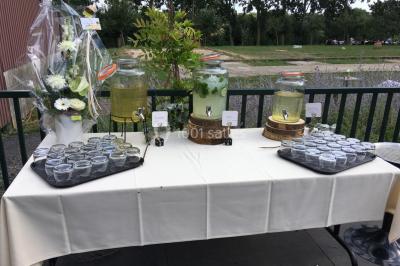 Un couple danse au centre d'une salle éclairée, entouré d'invités assis à des tables.