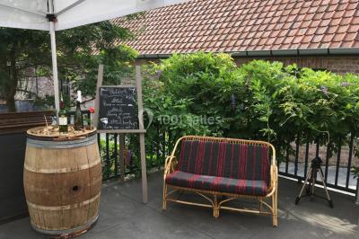 Un couple danse au centre d'une salle éclairée, entouré d'invités assis à des tables.