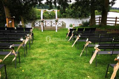 Un couple danse au centre d'une salle éclairée, entouré d'invités assis à des tables.