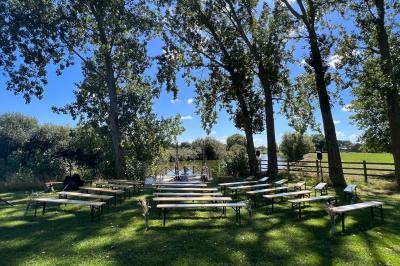 Un couple danse au centre d'une salle éclairée, entouré d'invités assis à des tables.