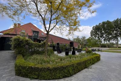 Un couple danse au centre d'une salle éclairée, entouré d'invités assis à des tables.