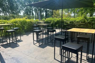 Un couple danse au centre d'une salle éclairée, entouré d'invités assis à des tables.