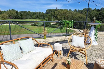 Miniature Location salle Merdrignac (Côtes-d'Armor) - Val de Landrouet #13 Salle de bain moderne avec lavabo, miroir, toilettes suspendues et douche en arrière-plan.