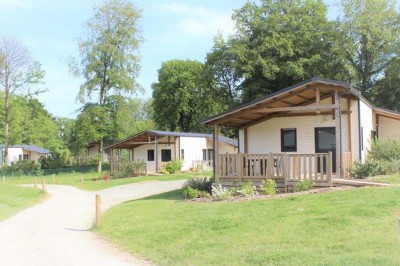 Miniature Location salle Merdrignac (Côtes-d'Armor) - Val de Landrouet #14 Salle de bain moderne avec lavabo, miroir, toilettes suspendues et douche en arrière-plan.