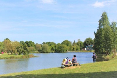 Miniature Location salle Merdrignac (Côtes-d'Armor) - Val de Landrouet #8 Salle de bain moderne avec lavabo, miroir, toilettes suspendues et douche en arrière-plan.