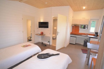 Miniature Location salle Merdrignac (Côtes-d'Armor) - Val de Landrouet #21 Salle de bain moderne avec lavabo, miroir, toilettes suspendues et douche en arrière-plan.