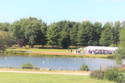Miniature Location salle Merdrignac (Côtes-d'Armor) - Val de Landrouet #7 Salle de bain moderne avec lavabo, miroir, toilettes suspendues et douche en arrière-plan.