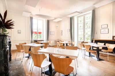 Plan d'un espace professionnel avec deux salons de réunion de 25 m², un vestiaire, un bureau, un WC et une réserve technique.