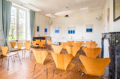 Plan d'un espace professionnel avec deux salons de réunion de 25 m², un vestiaire, un bureau, un WC et une réserve technique.