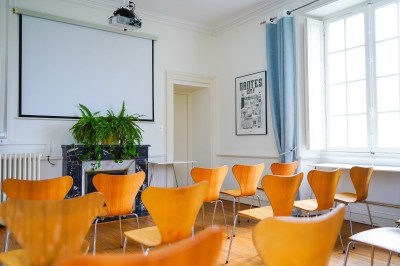 Plan d'un espace professionnel avec deux salons de réunion de 25 m², un vestiaire, un bureau, un WC et une réserve technique.