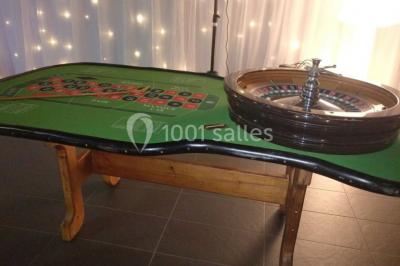 Salle de réception moderne avec tables hautes colorées, buffet en arrière-plan et éclairage suspendu.