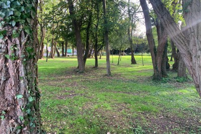 Comptoir lumineux multicolore dans un espace intérieur sombre avec des panneaux ’vestiaire’ en arrière-plan.