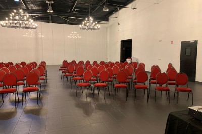 Comptoir lumineux multicolore dans un espace intérieur sombre avec des panneaux ’vestiaire’ en arrière-plan.