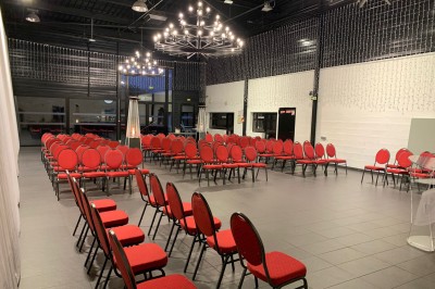 Comptoir lumineux multicolore dans un espace intérieur sombre avec des panneaux ’vestiaire’ en arrière-plan.