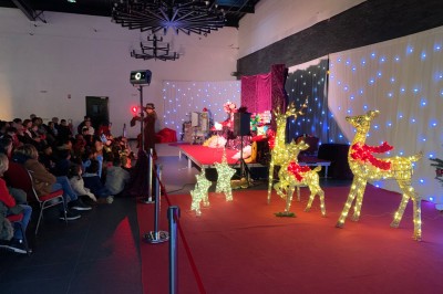 Comptoir lumineux multicolore dans un espace intérieur sombre avec des panneaux ’vestiaire’ en arrière-plan.