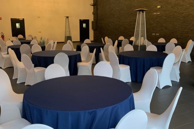 Comptoir lumineux multicolore dans un espace intérieur sombre avec des panneaux ’vestiaire’ en arrière-plan.