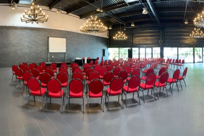 Comptoir lumineux multicolore dans un espace intérieur sombre avec des panneaux ’vestiaire’ en arrière-plan.