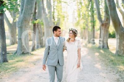 Vue aérienne d'une grande maison de style provençal avec des tables dressées pour un événement en extérieur.