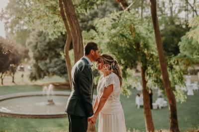 Vue aérienne d'une grande maison de style provençal avec des tables dressées pour un événement en extérieur.