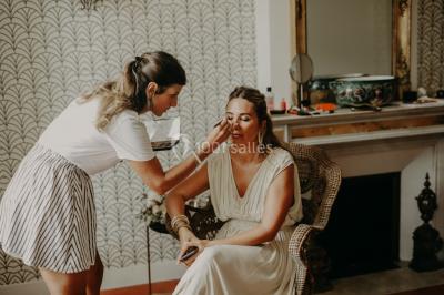 Vue aérienne d'une grande maison de style provençal avec des tables dressées pour un événement en extérieur.