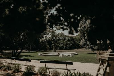 Vue aérienne d'une grande maison de style provençal avec des tables dressées pour un événement en extérieur.